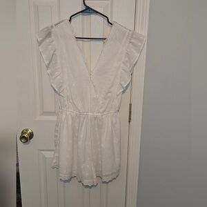 American Eagle Romper Shorts pockets White Eyelet Cotton V Neck Ruffle Medium‎